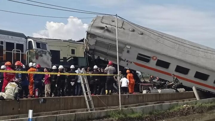تصادف ۲ قطار در اندونزی/ ۳۱ نفر کشته و زخمی شدند+ فیلم