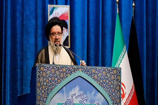 خطيب جمعة طهران: رسالة تشییع شهداء الخدمة هي شعبية النظام بين الشعب