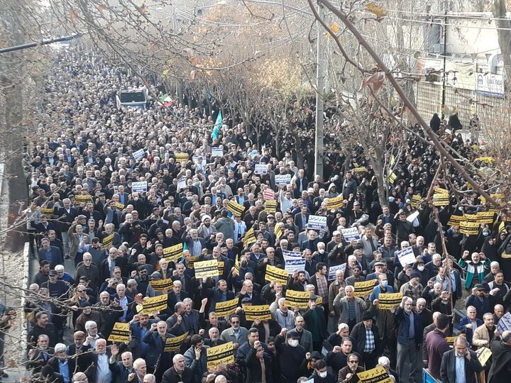 راهپیمایی مردم کرج در محکومیت جنایت تروریستی کرمان برگزار شد
