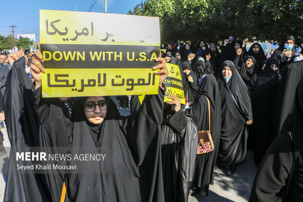 راهپیمایی مردم در محکومیت حادثه کرمان