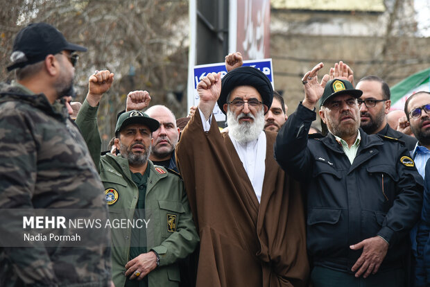 راهپیمایی مردم کرج در محکومیت جنایت تروریستی حادثه کرمان