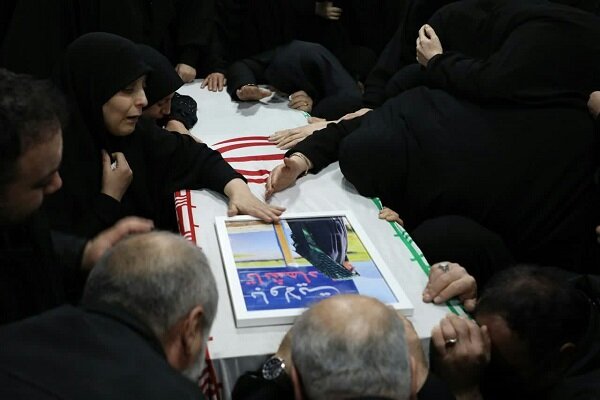 ورود پیکر شهید حادثه کرمان به تهران/چادر لباس رزم فائزه بود