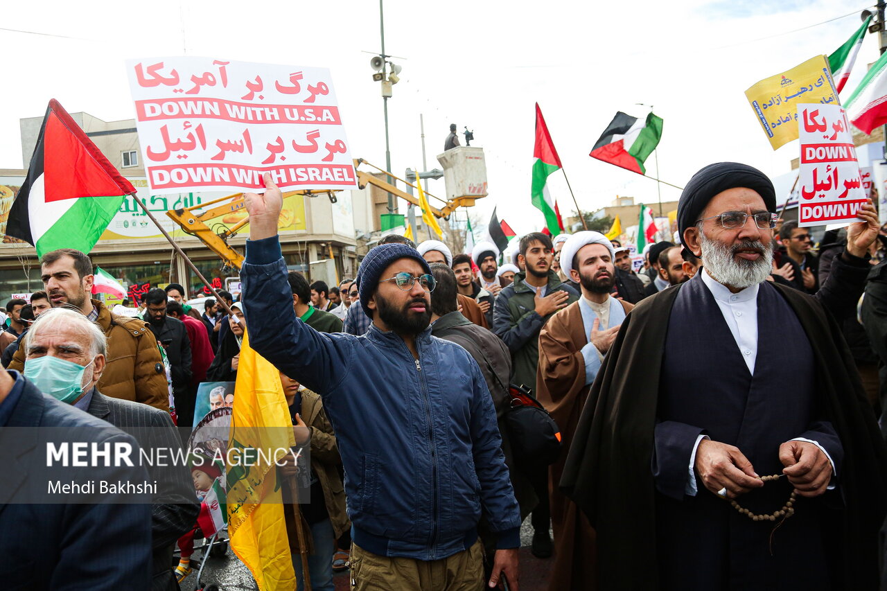 نمازگزاران جمعه قم در محکومیت حادثه کرمان راهپیمایی کردند