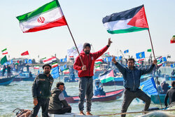 مانور قایق های تندروی بسیج مردمی در سواحل خلیج فارس