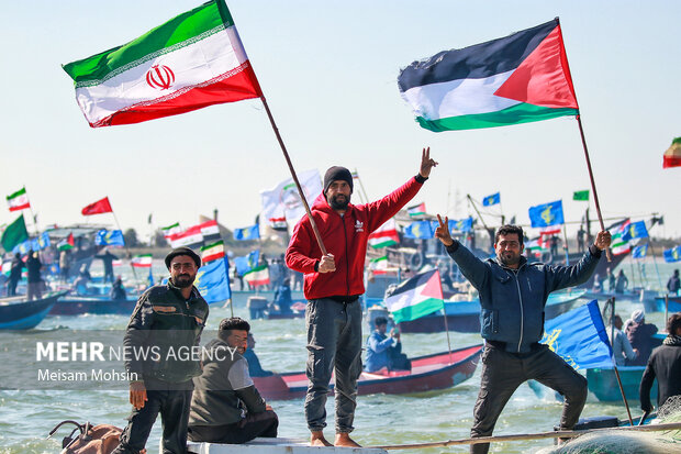 مانور قایق های تندروی بسیج مردمی در سواحل خلیج فارس