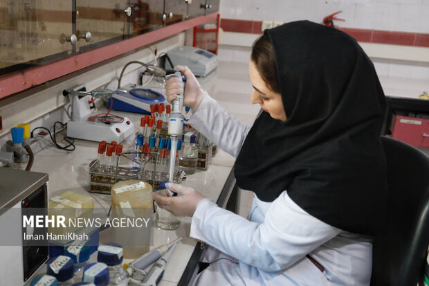 انجام بیش از ۱۴۰۰ آزمایش در راستای جوانی جمعیت در کرمانشاه