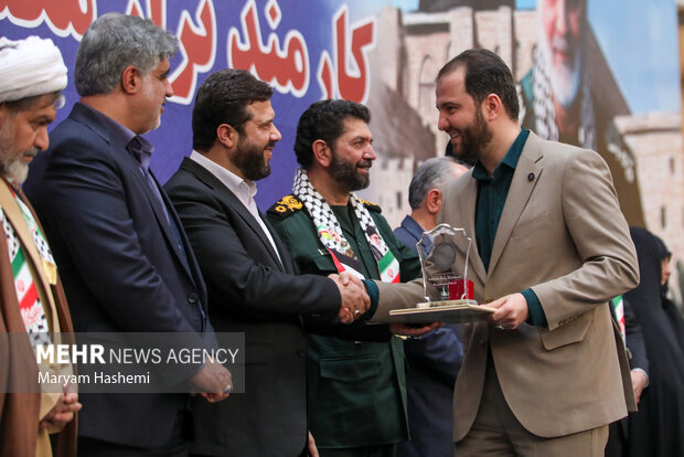 سومین جشنواره کارمند تراز مکتب حاج قاسم سلیمانی صبح یکشنبه ۱۷ دی ۱۴۰۲ در سالن همایش های اجلاس سران کشور های اسلامی برگزار شد