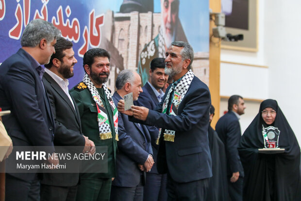 سومین جشنواره کارمند تراز مکتب حاج قاسم سلیمانی صبح یکشنبه ۱۷ دی ۱۴۰۲ در سالن همایش های اجلاس سران کشور های اسلامی برگزار شد