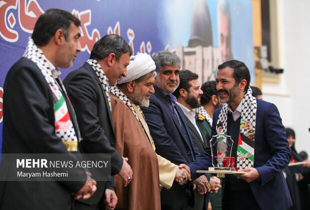 سومین جشنواره کارمند تراز مکتب حاج قاسم سلیمانی صبح یکشنبه ۱۷ دی ۱۴۰۲ در سالن همایش های اجلاس سران کشور های اسلامی برگزار شد