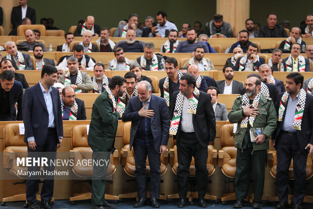 سومین جشنواره کارمند تراز مکتب حاج قاسم سلیمانی صبح یکشنبه ۱۷ دی ۱۴۰۲ در سالن همایش های اجلاس سران کشور های اسلامی برگزار شد