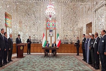 إيران وطاجيكستان توقعان مذكرة تفاهم حول التعاون البرلماني الثنائي بين البلدين