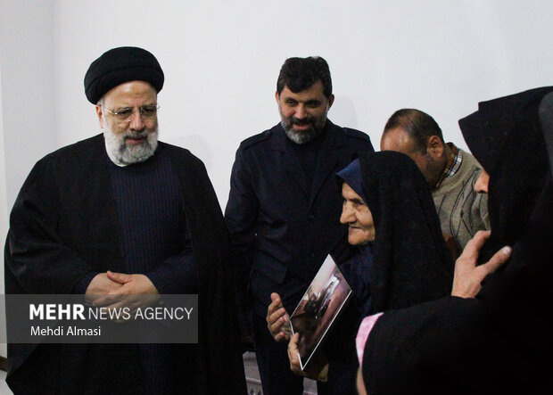 حضورآیت الله رییسی ریاست جمهوری در منزل جدید حاجیه خانم بابایی.