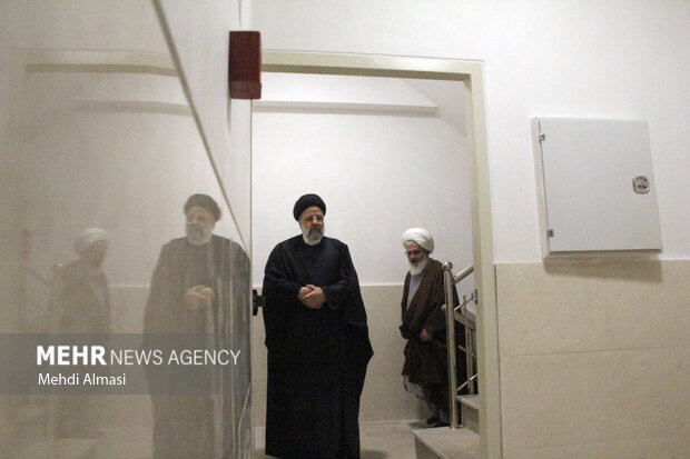 حضورآیت الله رییسی ریاست جمهوری در منزل جدید حاجیه خانم بابایی.