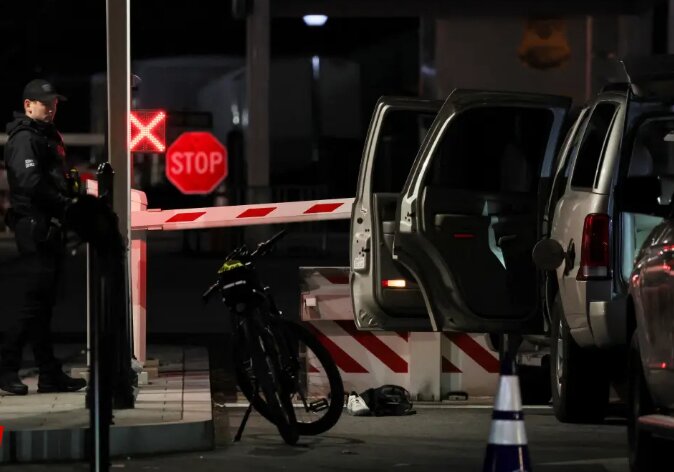 Vehicle crashes into White House gate