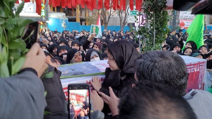 بی تابی دختر شهیده «فاطمه دهقان» در کنار پیکر مطهر مادر بی تابی دختر شهیده «فاطمه دهقان» در کنار پیکر مطهر مادر