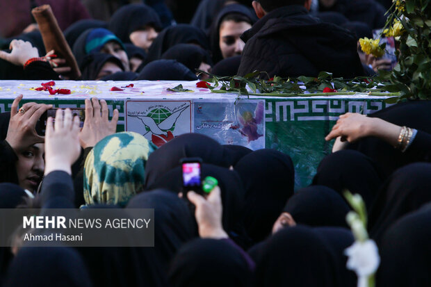 تشییع پیکر «فاطمه دهقان» شهیده حادثه تروریستی کرمان در مشهد