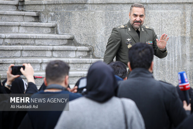 امیر سرتیپ محمدرضا آشتیانی وزیر دفاع در حاشیه جلسه هیئت دولت حضور دارد