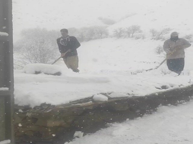 برف‌‎روبی بام خانه‌ها در روستای «دره‌هرد» مریوان