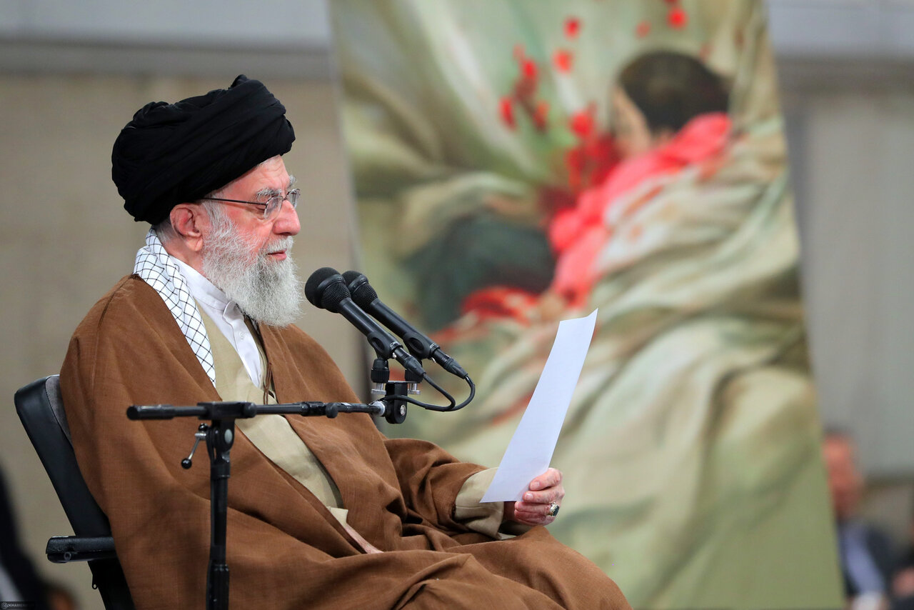 مرور قیام تاریخی قمی ها تا اندوه دختر کاپشن صورتی با گوشواره قلبی