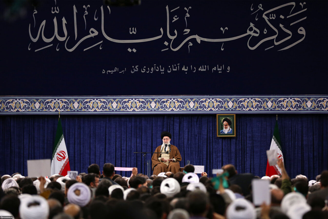 مرور قیام تاریخی قمی ها تا اندوه دختر کاپشن صورتی با گوشواره قلبی