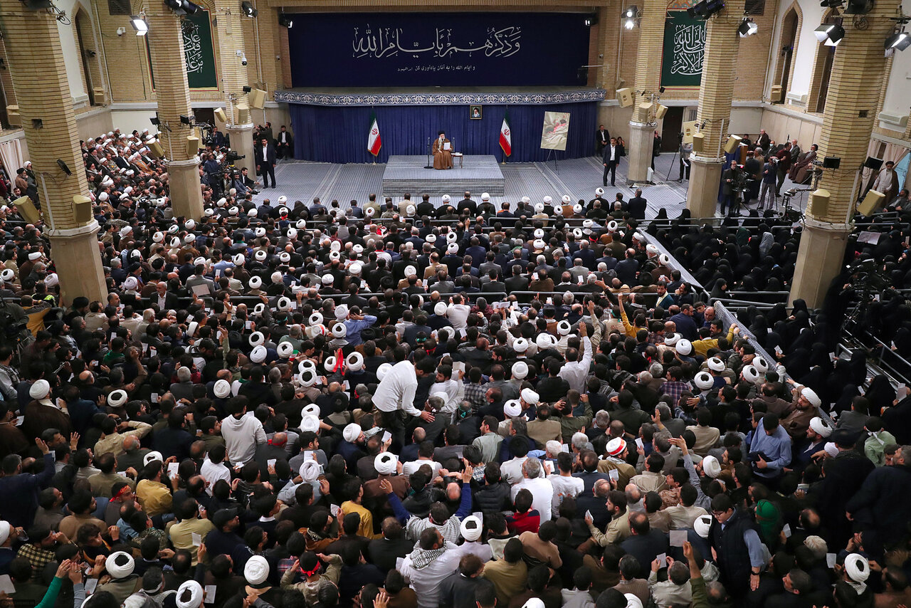 مرور قیام تاریخی قمی ها تا اندوه دختر کاپشن صورتی با گوشواره قلبی