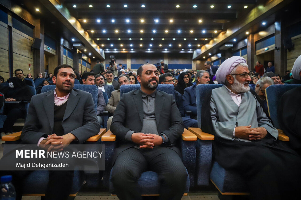 برگزیدگان جشنواره شعر منطقهای «سرباز وطن» در مهریز معرفی شدند