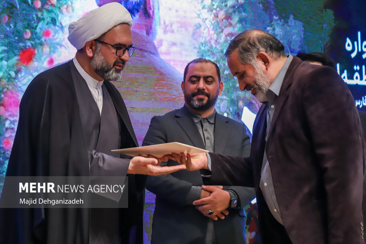 برگزیدگان جشنواره شعر منطقهای «سرباز وطن» در مهریز معرفی شدند