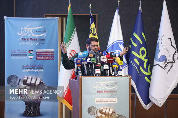 سردار سرتیپ «حسین معروفی» معاون هماهنگ کننده سازمان بسیج مستضعفین در حال سخنرانی در مراسم نشست رسانه‌ای تهران است