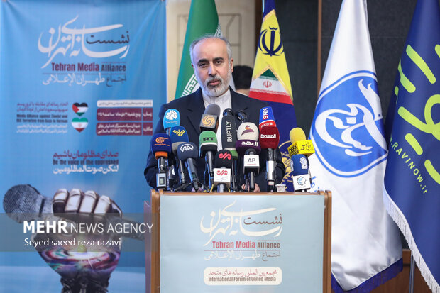 ناصر کنعانی سخنگوی وزارت امور خارجه  در حال سخنرانی در مراسم نشست رسانه‌ای تهران است