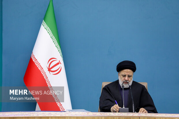لبحث احتياجات الإنتاج.. الرئيس الإيراني يرعى اجتماعا مع وزراء ومساعدين اقتصاديين
