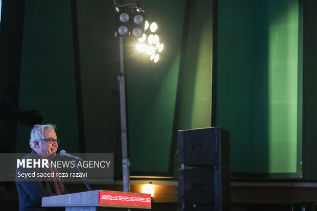 محمدحسین لطیفی کارگردان در حال سخنرانی در مراسم افتتاحیه چهاردهمین جشنواره مردمی «فیلم عمار» است