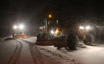 انجام عملیات برف روبی در محورهای مواصلاتی شهرستان ثلاث باباجانی