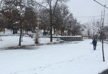 ارتفاع برف در شهر نورآباد به ۴۰ سانتی‌متر رسید / راه ۳۰۰ روستا مسدود است