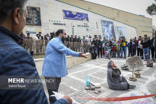 اجرای نمایش خیابانی از چهاردهمین جشنواره سراسری تئاتر «سودای عشق» در مشهد