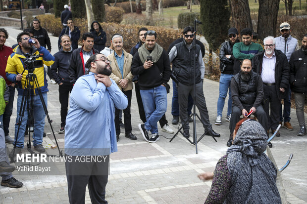 اجرای نمایش خیابانی از چهاردهمین جشنواره سراسری تئاتر «سودای عشق» در مشهد