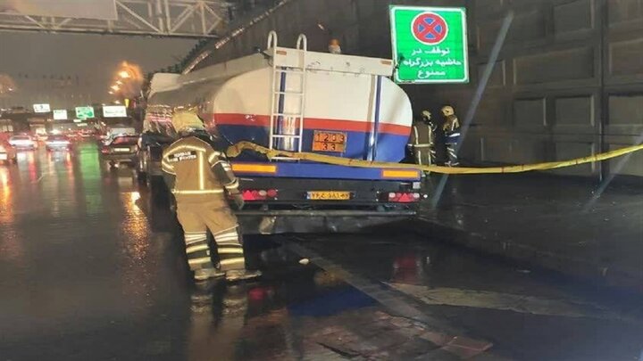 برخورد تانکر سوخت با ۵ دستگاه خودرو در بزرگراه امام علی (ع)