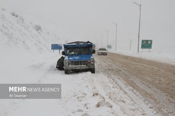 عملیات برفروبی در محور بلوردکان به هالیدشت