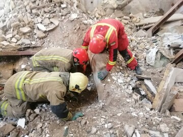 ۳ کارگر از زیر آوار ساختمانی در مشهد نجات یافتند