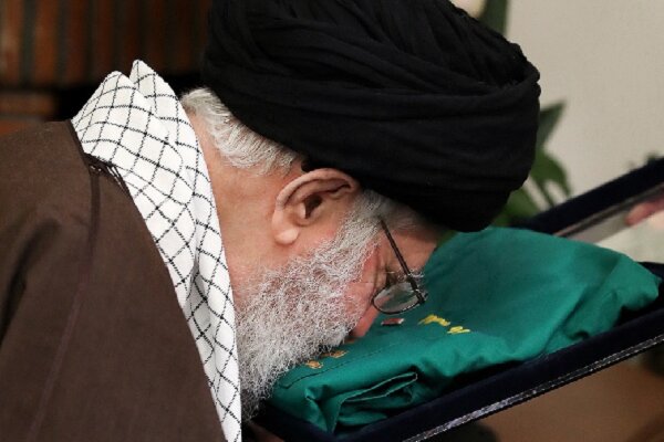 ماجرای بوسه رهبر انقلاب بر لباس خادمی شهید حدادیان ماجرای بوسه رهبر انقلاب بر لباس خادمی شهید حدادیان
