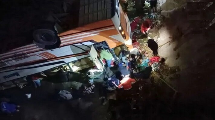 سقوط اتوبوس در رودخانه‌ای در نپال؛ دست کم ۲۵ نفر کشته و زخمی شدند