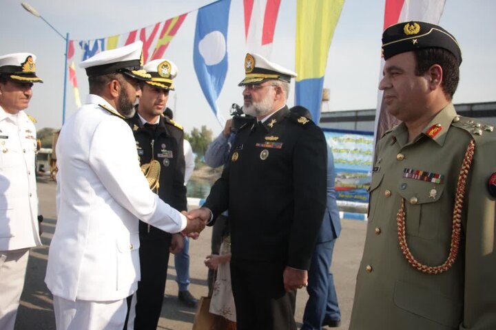 Pakistan'ın deniz filosu İran'a demir attı