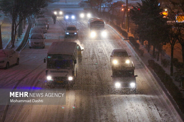 Erdebil kentinin karlı gecesinden fotoğraflar