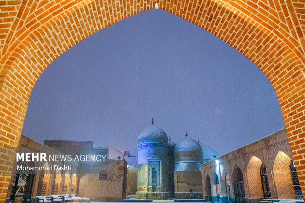 Erdebil kentinin karlı gecesinden fotoğraflar