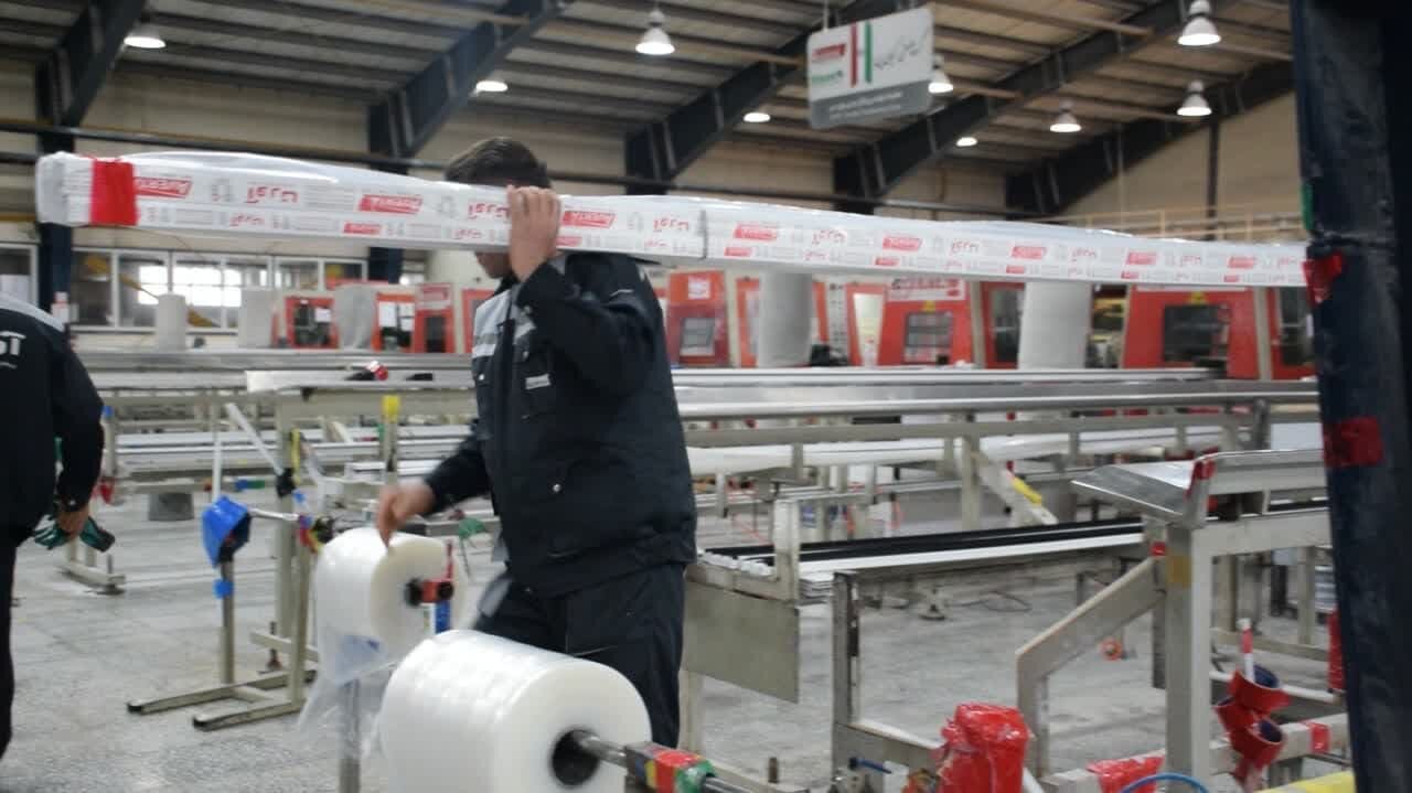 تولید روی خط نقاله ها/ دستهایی که عاشق کار هستند