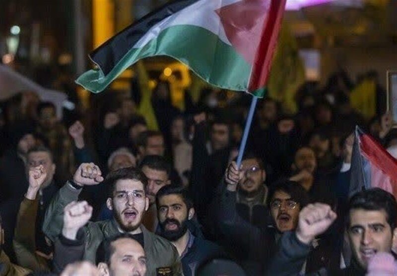 بالصور... تجمعات شعبية وطلابية أمام مبنى السفارة البريطانية في طهران