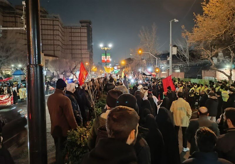 بالصور... تجمعات شعبية وطلابية أمام مبنى السفارة البريطانية في طهران