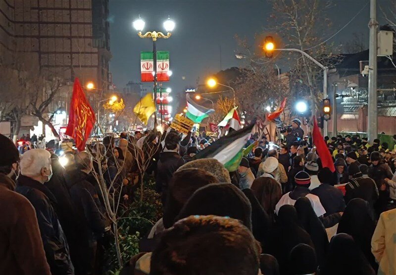 بالصور... تجمعات شعبية وطلابية أمام مبنى السفارة البريطانية في طهران