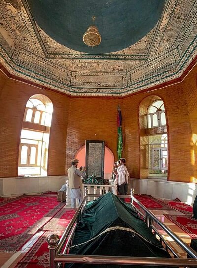 مهر حیدر بایدت با جان برابر داشتن/سنایی، شوریده ای زبانآور