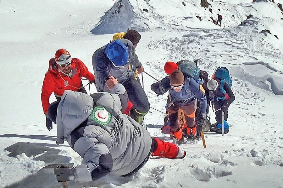 کوهنوردان گرفتار شده در ارتفاعات کوه قلم نجات یافتند