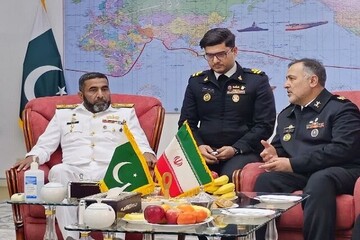 البحرية الإيرانية والباكستانية تؤكدان على توفير أمن المنطقة من قبل دولها